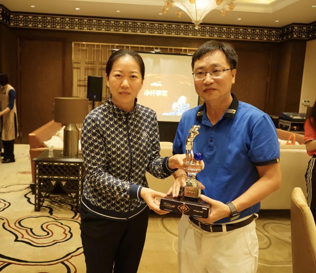 颁发总杆季军平安证券负责人韩小歌为吴均海颁发净杆季军凯茵支行行